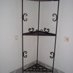 Kovana ugaona polica za cvijeće