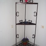 Kovana ugaona polica za cvijeće